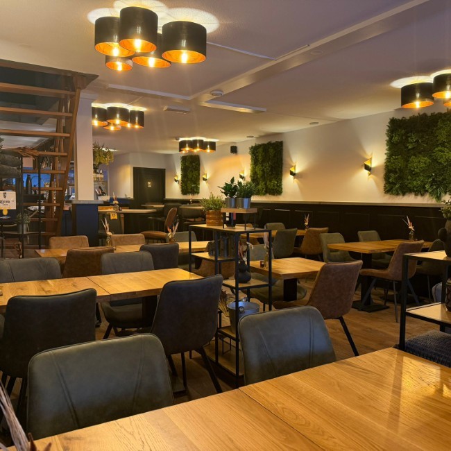 modern restaurantinterieur met comfortabele zitplaatsen in leersum