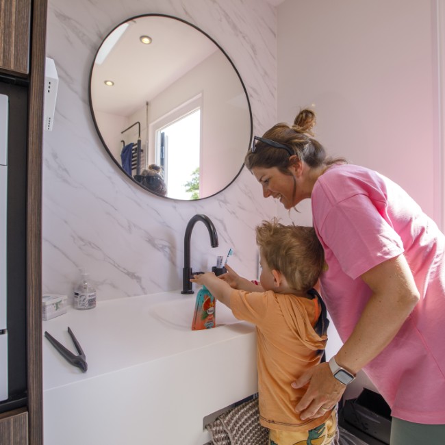 moeder en kind poetsen tanden in prive sanitair