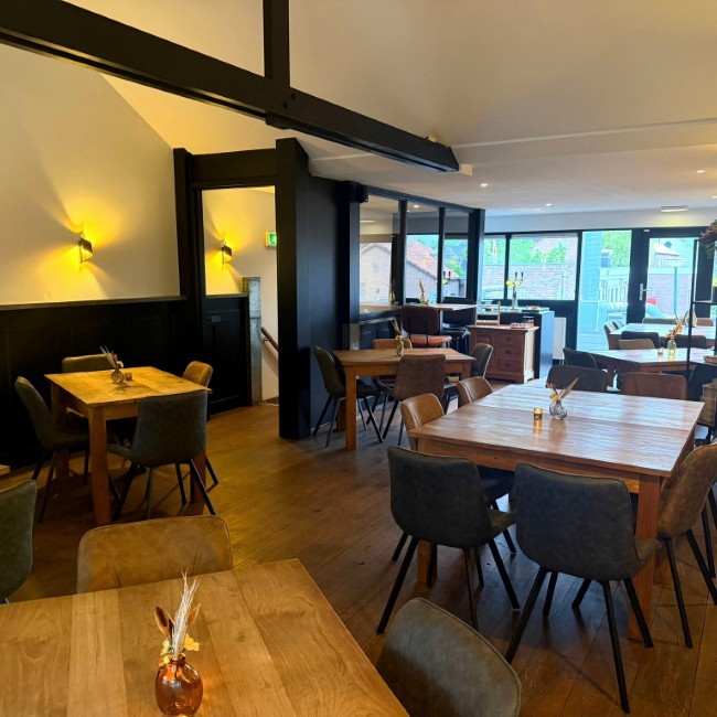ruime en warme eetzaal van restaurant t kerkplein leersum