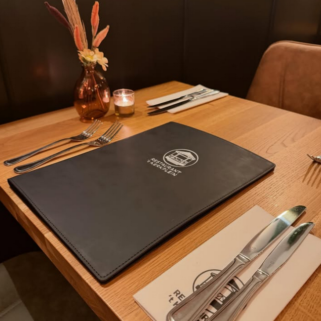 sfeervol gedekte tafel in restaurant t kerkplein leersum