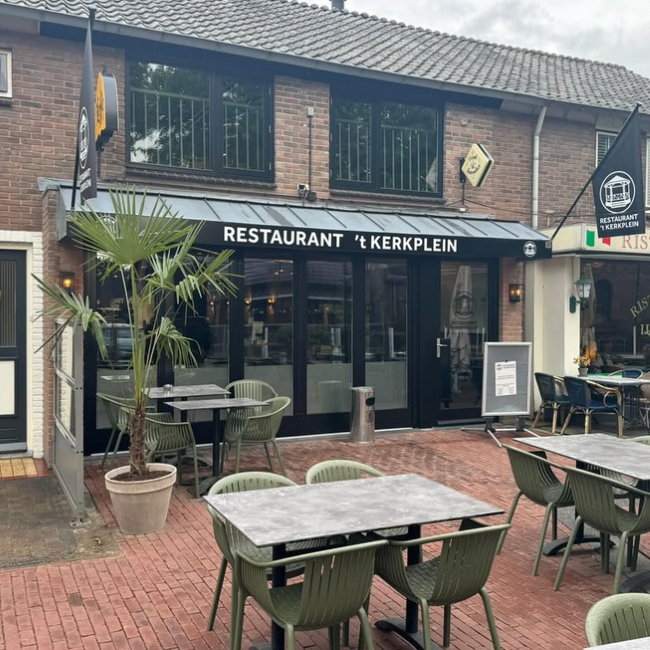 terras en entree van restaurant t kerkplein in leersum