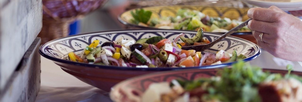 verse mediterrane salade geserveerd in stijlvol aardewerk