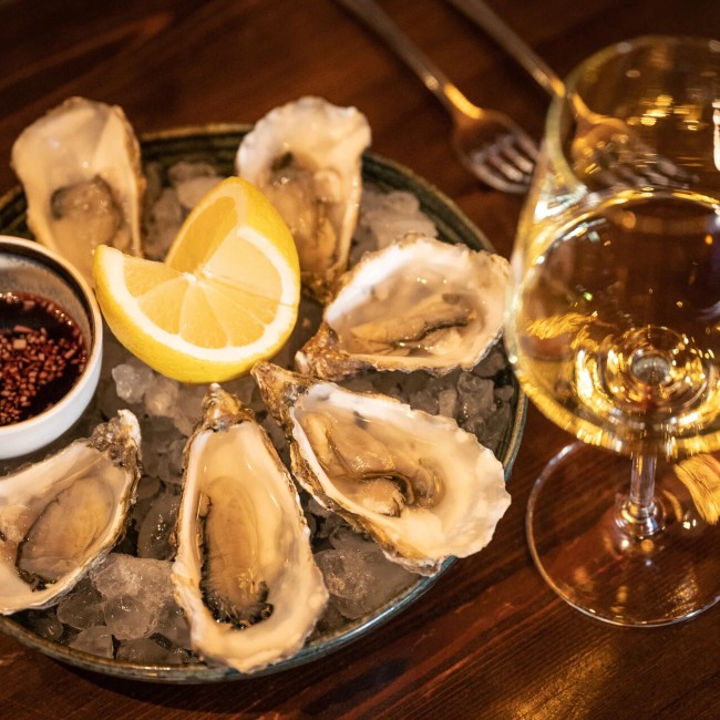 verse oesters met witte wijn en citroen
