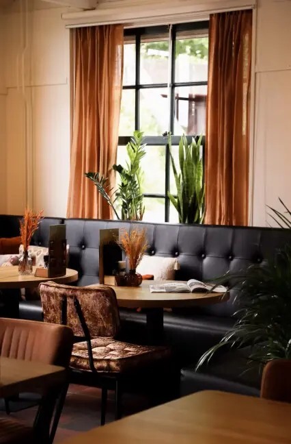 warm restaurantinterieur met gezellige zithoek bij kaai 23 brielle