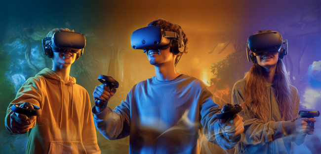 Drie jongeren met VR-brillen en controllers in kleurrijk verlichte omgeving, glimlachend, bij VR-World