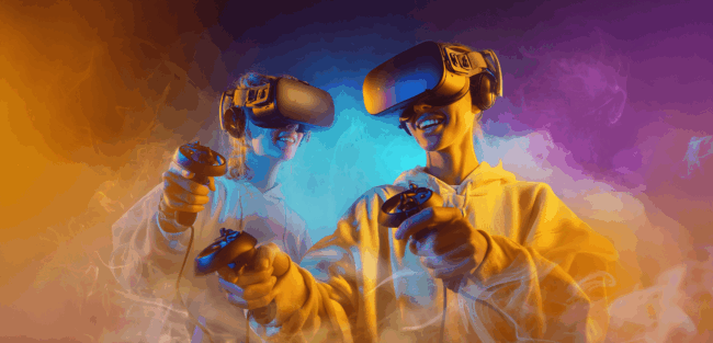 Twee mensen met VR-headsets en controllers, glimlachend voor blauw/paars/oranje rookachtergrond bij VR-World