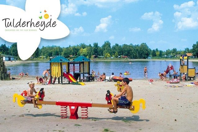 Zonnige speeltuin aan het water, perfect voor gezinnen met kinderen die willen spelen en ontspannen.