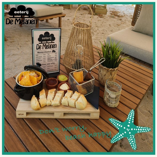borrelplank met brood en dips op strandterras eeterij de melanen