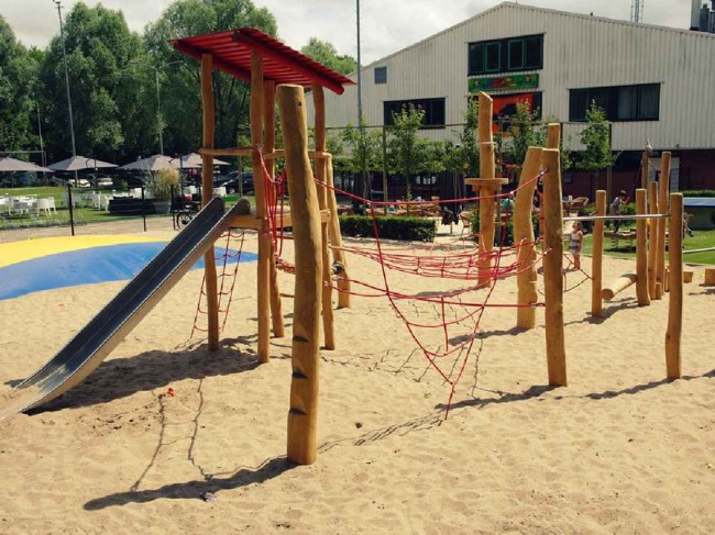 buitenspeeltuin met klimtoestel bij monkey town halsteren