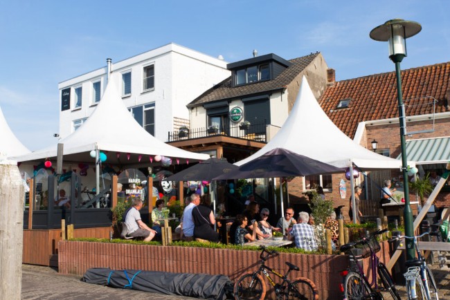 buitenterras van eetcafe t zeevarken in stavenisse op zonnige dag