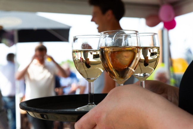 glazen witte wijn op dienblad bij eetcafe t zeevarken