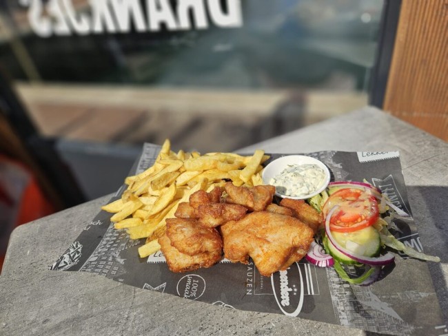 kibbeling met friet salade en remouladesaus bij eetcafe t zeevarken