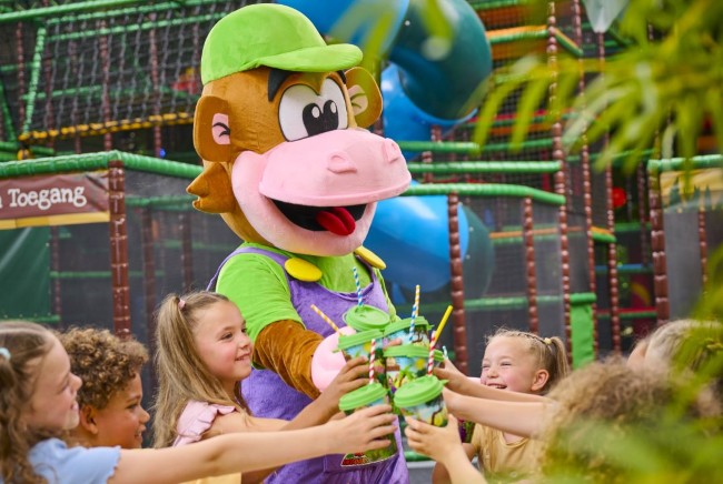 kinderen proosten met monkey town mascotte in halsteren