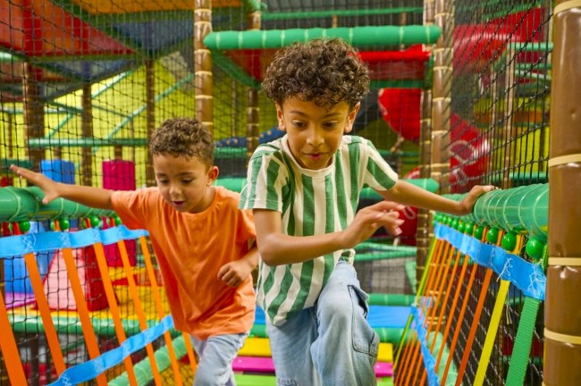 kinderen rennen over touwbrug in speelparadijs monkey town halsteren