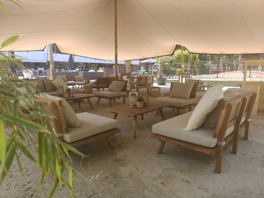 lounge terras op het zand bij eeterij en midgetgolf de melanen