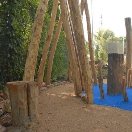 natuurlijke speeltoestellen van houten palen bij midgetgolf de melanen