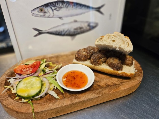 stokbrood met zeeuwse worst en chilisaus bij eetcafe t zeevarken
