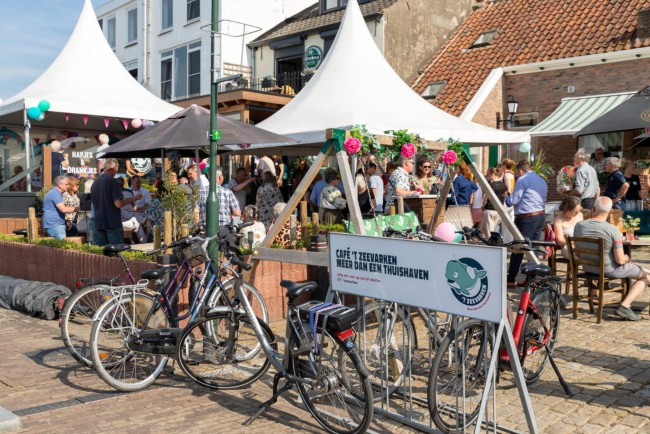 terras van eetcafe t zeevarken in stavenisse met gasten