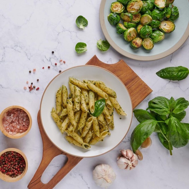 bistro moen poppel penne met pesto basilicum en geroosterde spruitjes