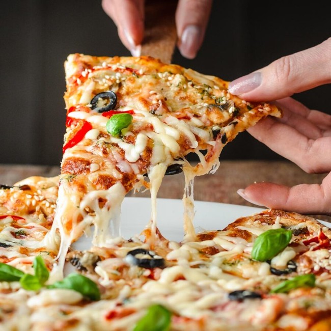 bistro moen poppel pizza met gesmolten kaas olijven en basilicum