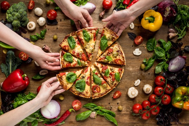 bistro moen poppel pizza met verse groenten en basilicum