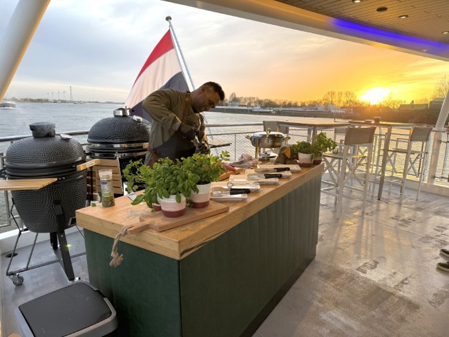 live cooking aan boord van rondvaartbedrijf zilvermeeuw