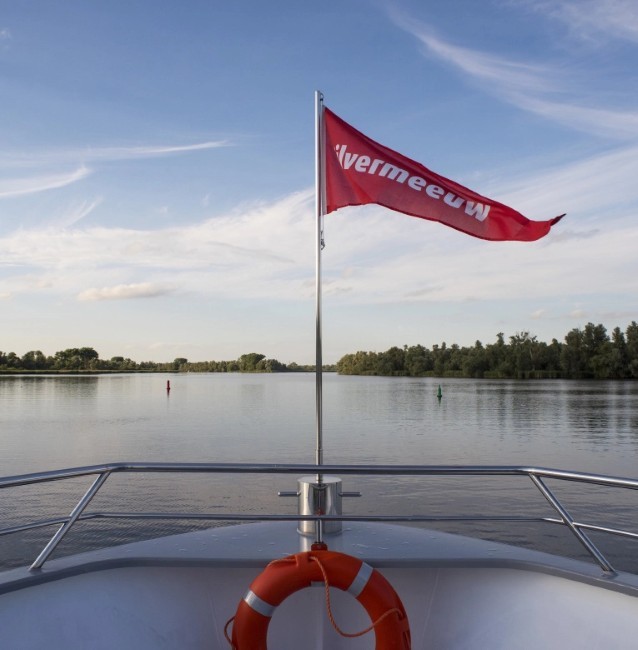 rondvaartbedrijf zilvermeeuw vlag op het water
